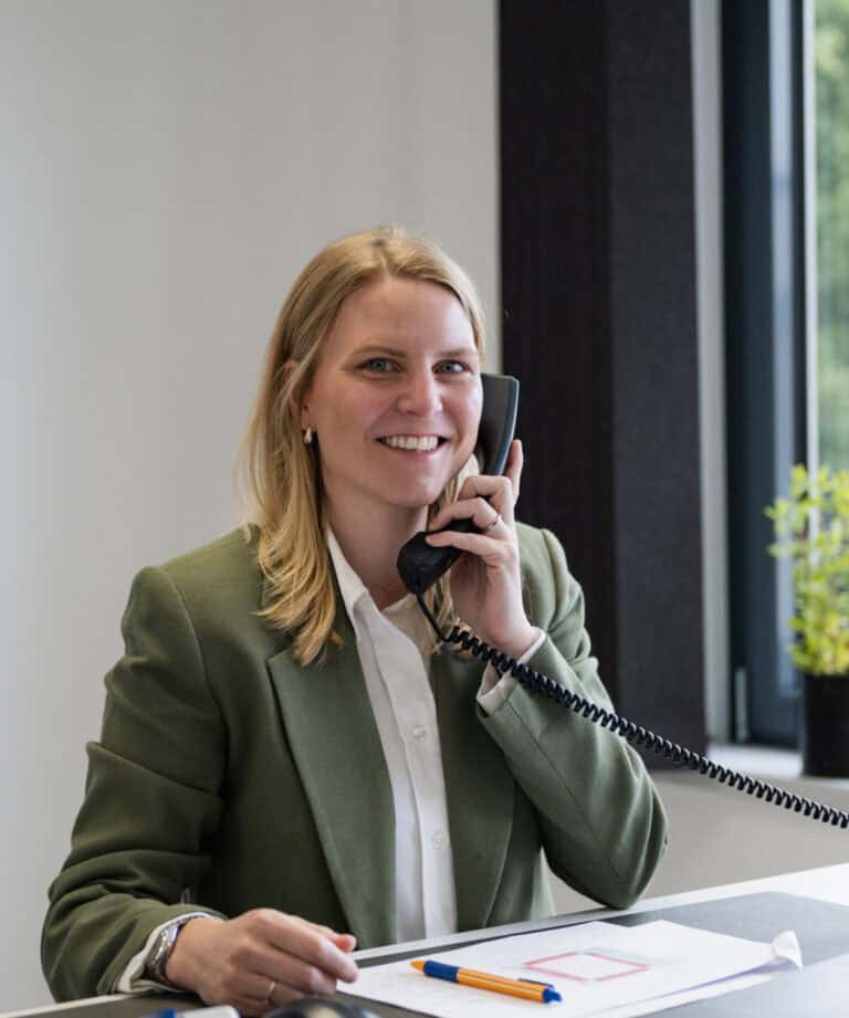 Lemica Mitarbeiterin am Telefon — Kontakt und Beratung