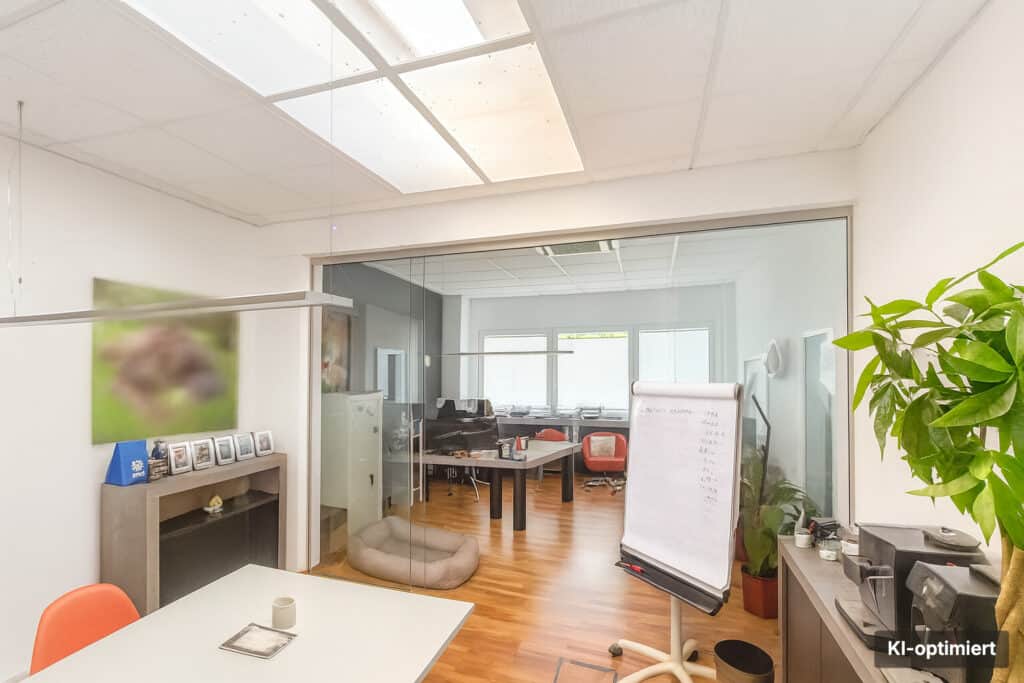 Büro mit Glasraumteiler